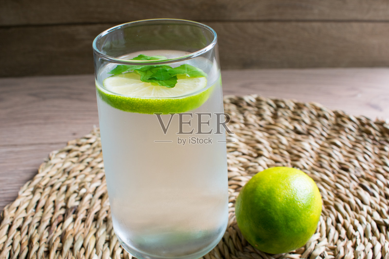 健康的柠檬饮料。照片摄影图片