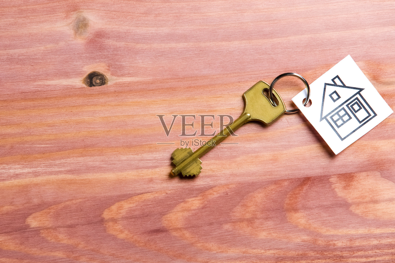 家庭和家庭概念。房子标志与金钥匙在古董木背景。水平射照片摄影图片