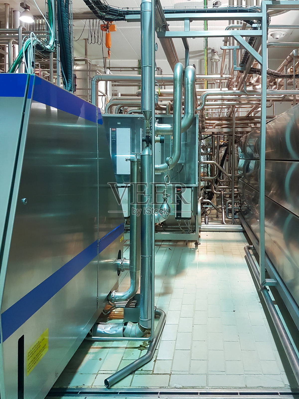 2019年6月14日，西班牙马德里:一家食品厂的铝管和管道照片摄影图片