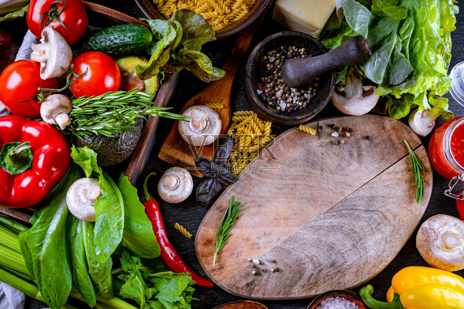 各种生食，蔬菜和香料俯视图，食物背景照片摄影图片