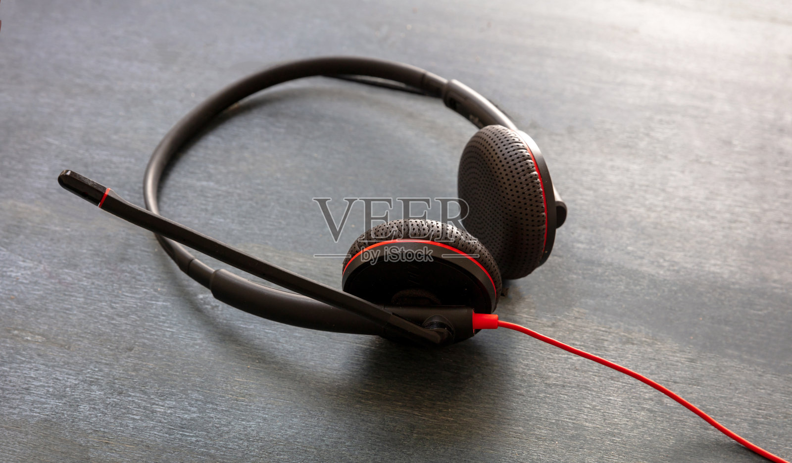 黑色背景上的耳机。呼叫中心，家庭办公室，客户服务支持，帮助台照片摄影图片