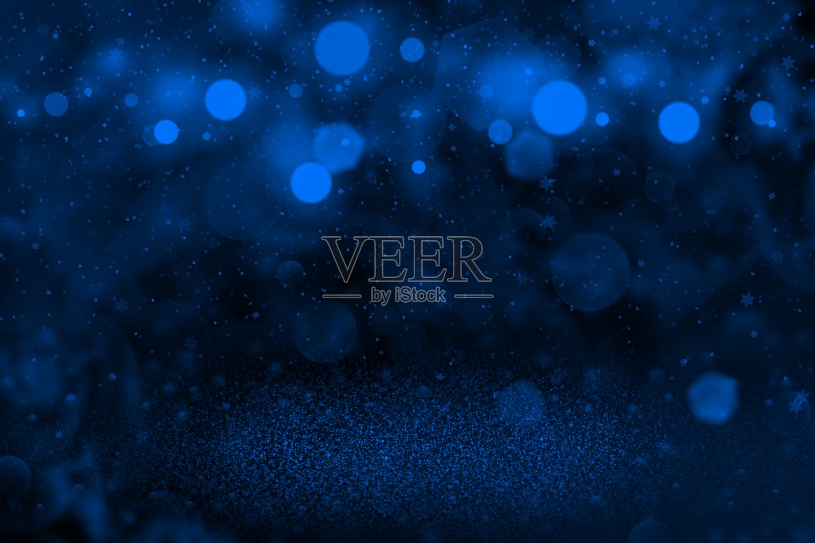 蓝色漂亮的闪闪发光的灯光散焦散焦抽象背景与飘落的雪花飞，假日模型纹理与空白空间为您的内容照片摄影图片