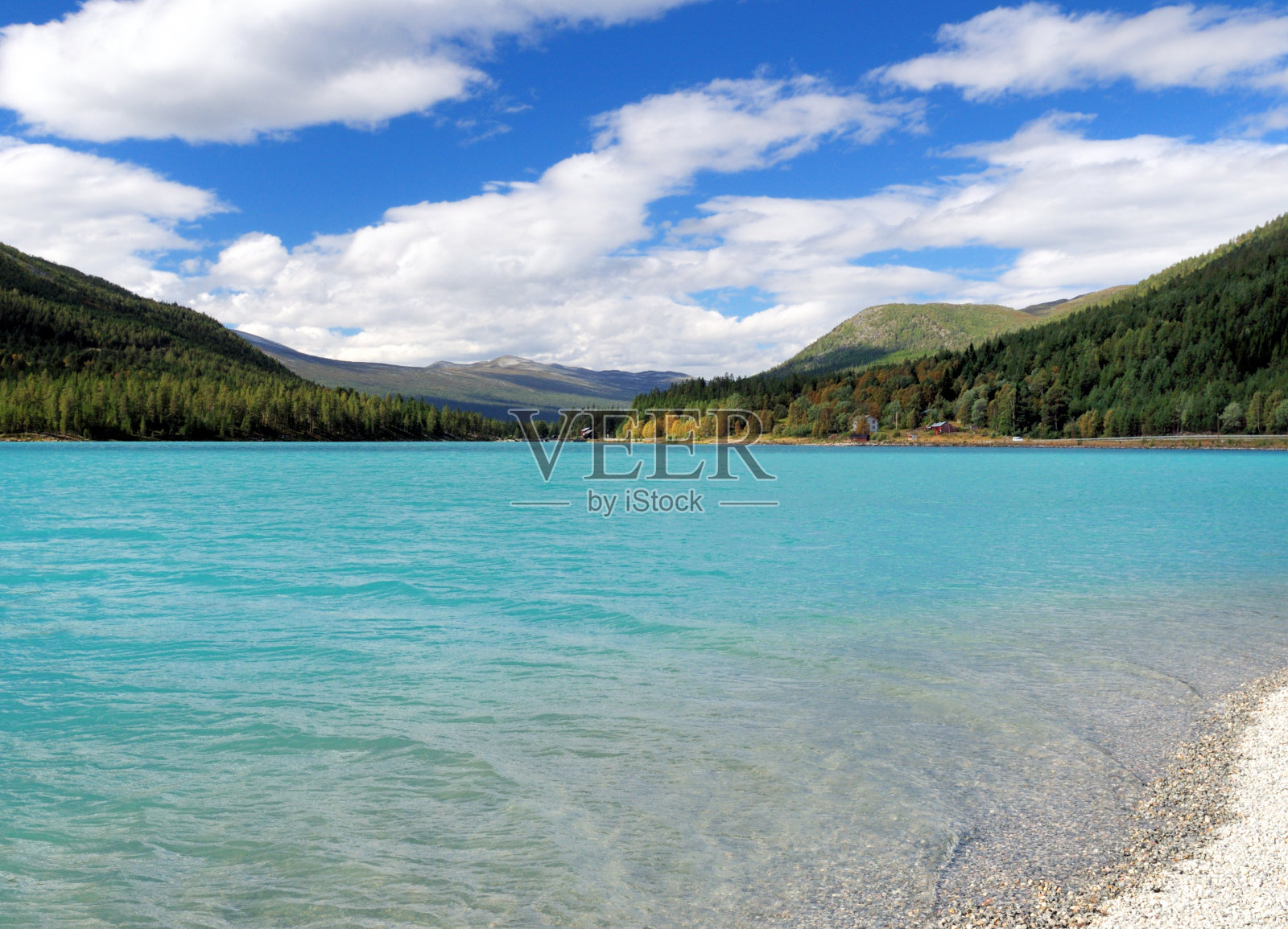 以Honnsrove山为背景的Heggjebottvatnet湖美丽的绿松石水照片摄影图片