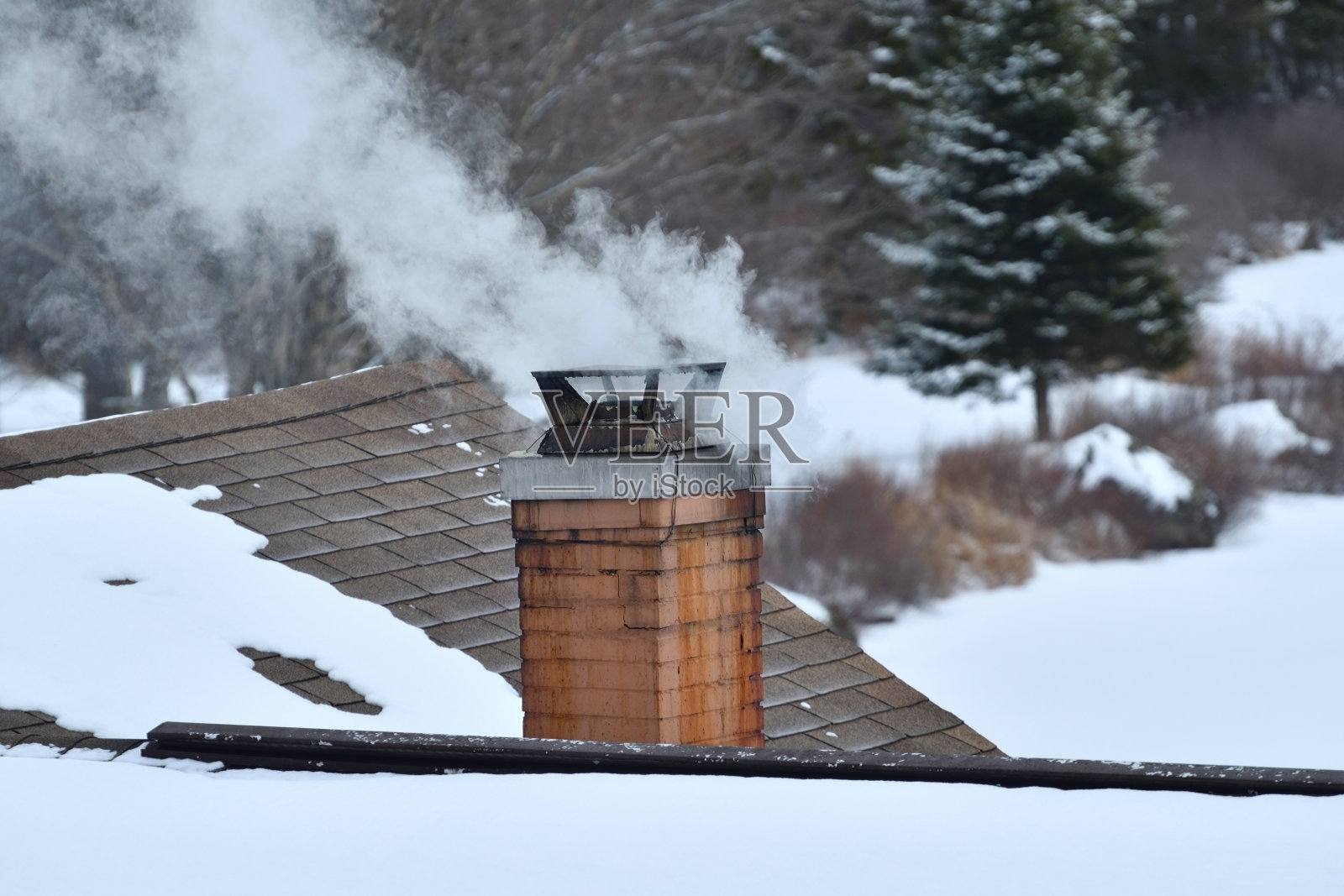 烟囱烟在冬天靠近照片摄影图片