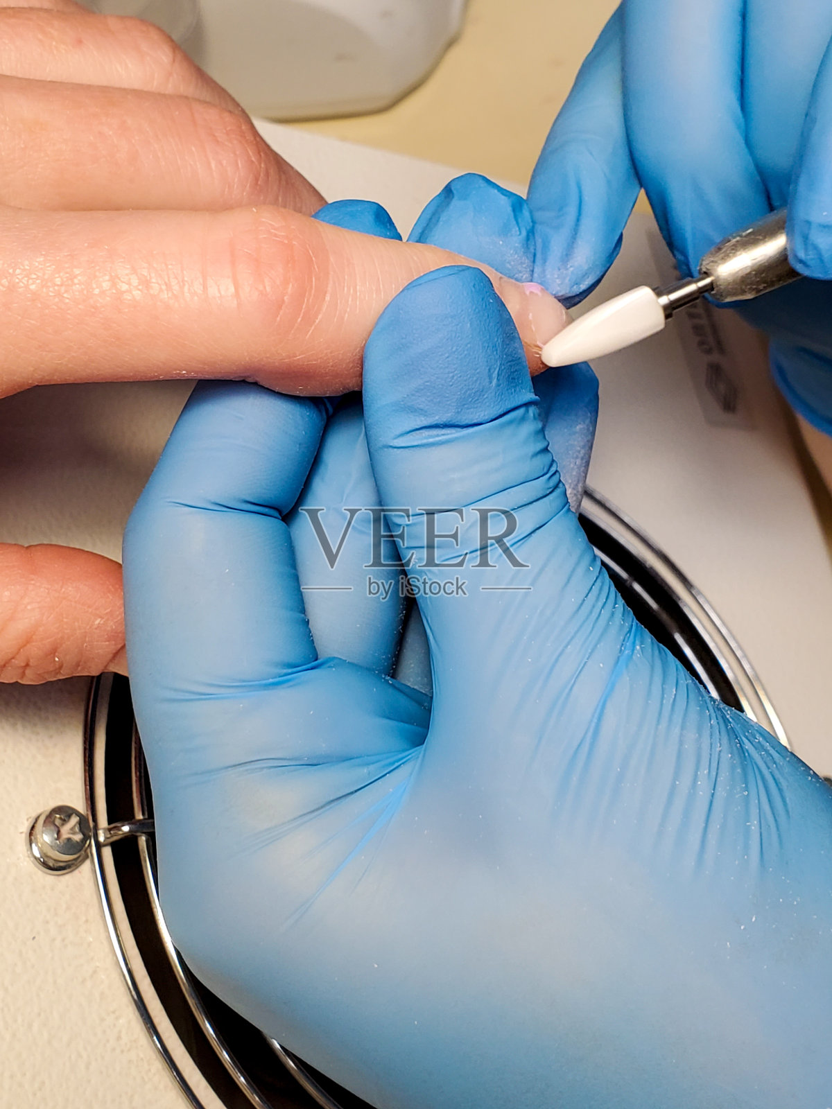 修指甲过程中，指甲清洁与刀具照片摄影图片