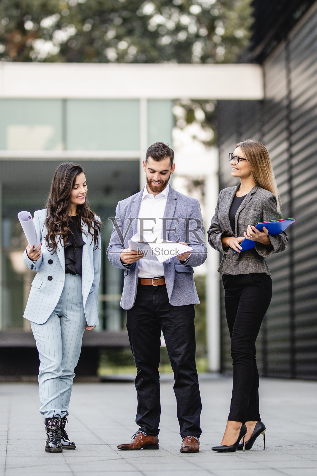 三个商务人士准备文件和参加商务会议照片摄影图片