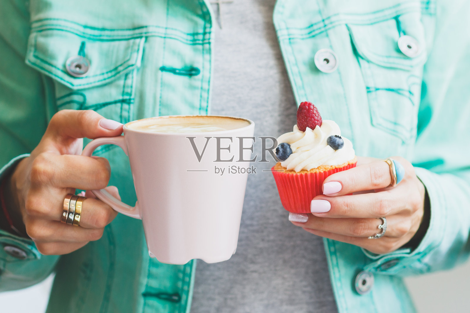 拿着咖啡和蛋糕的女人的手照片摄影图片