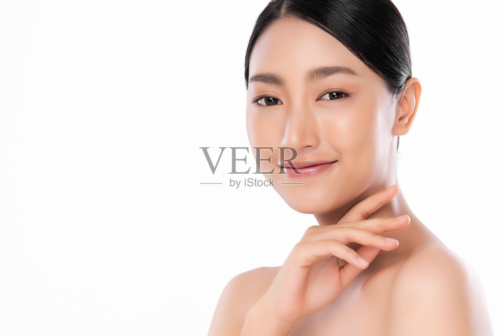 美丽的年轻亚洲女人与干净的新鲜的皮肤在白色的背景，面部护理，面部治疗，美容，美容和水疗，亚洲妇女肖像照片摄影图片