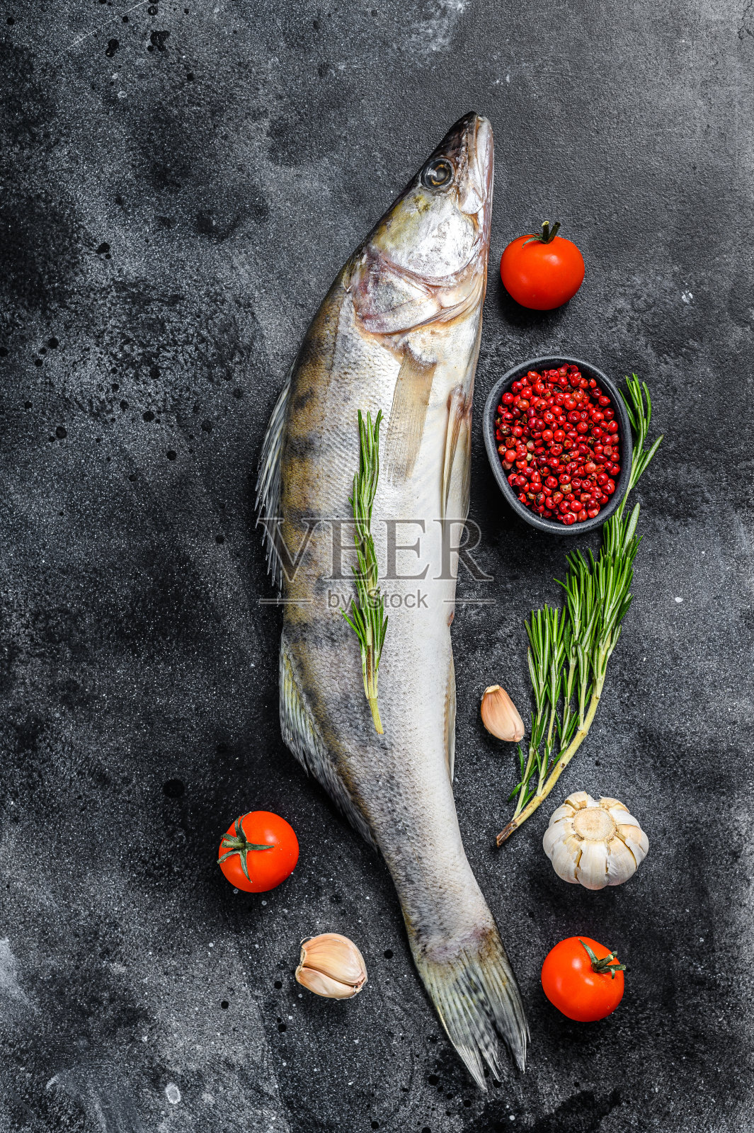 生梭鱼，白眼鱼和草药。黑色背景。俯视图照片摄影图片