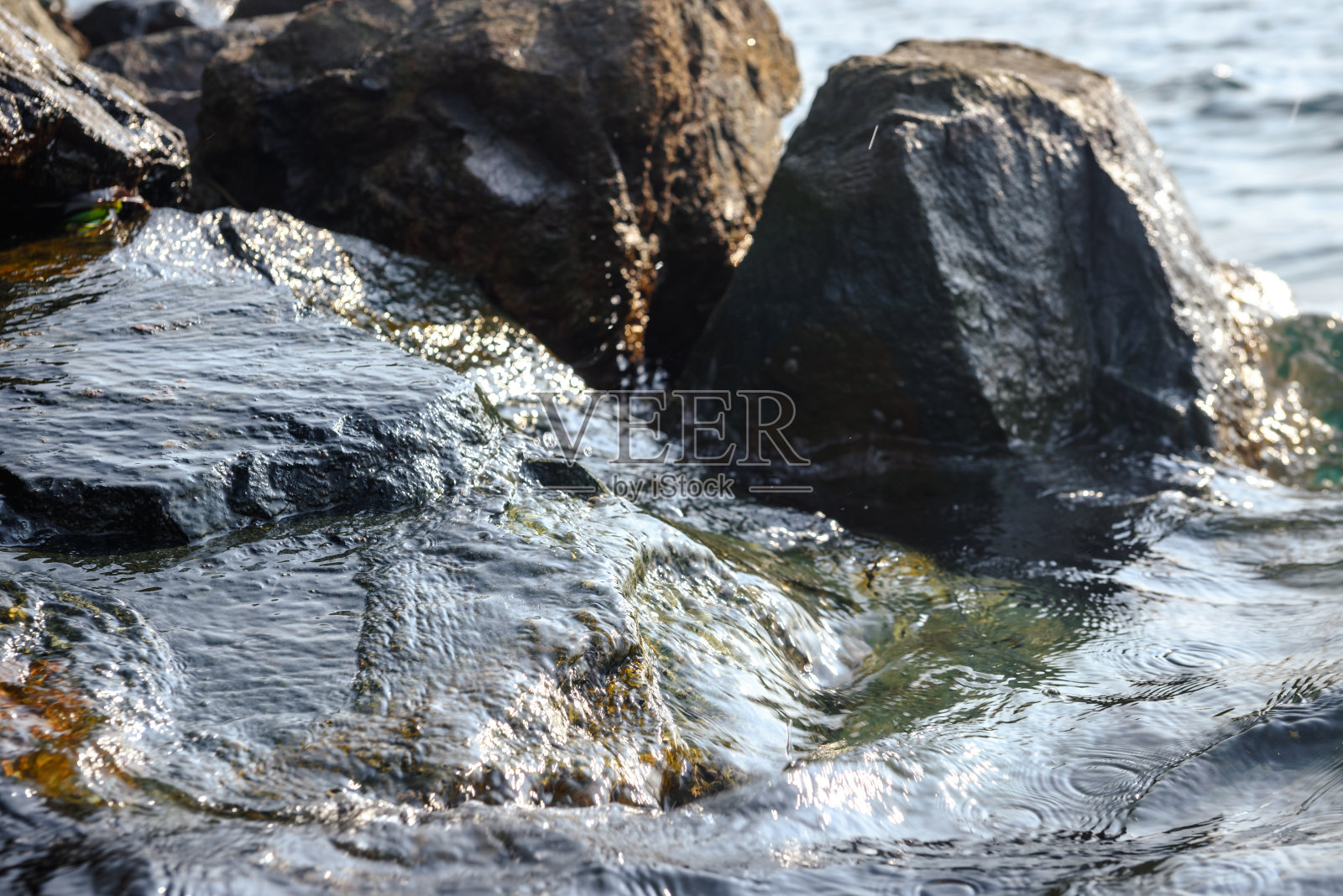 海浪在沙滩上的背景。照片摄影图片