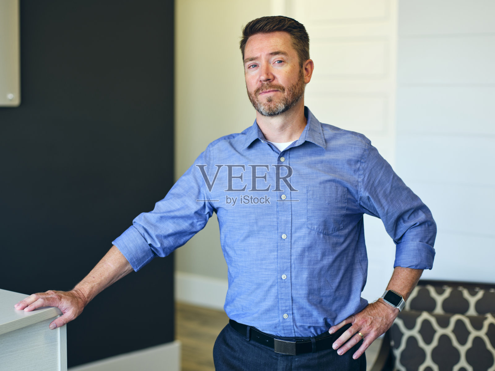 办公室里的专业人士照片摄影图片