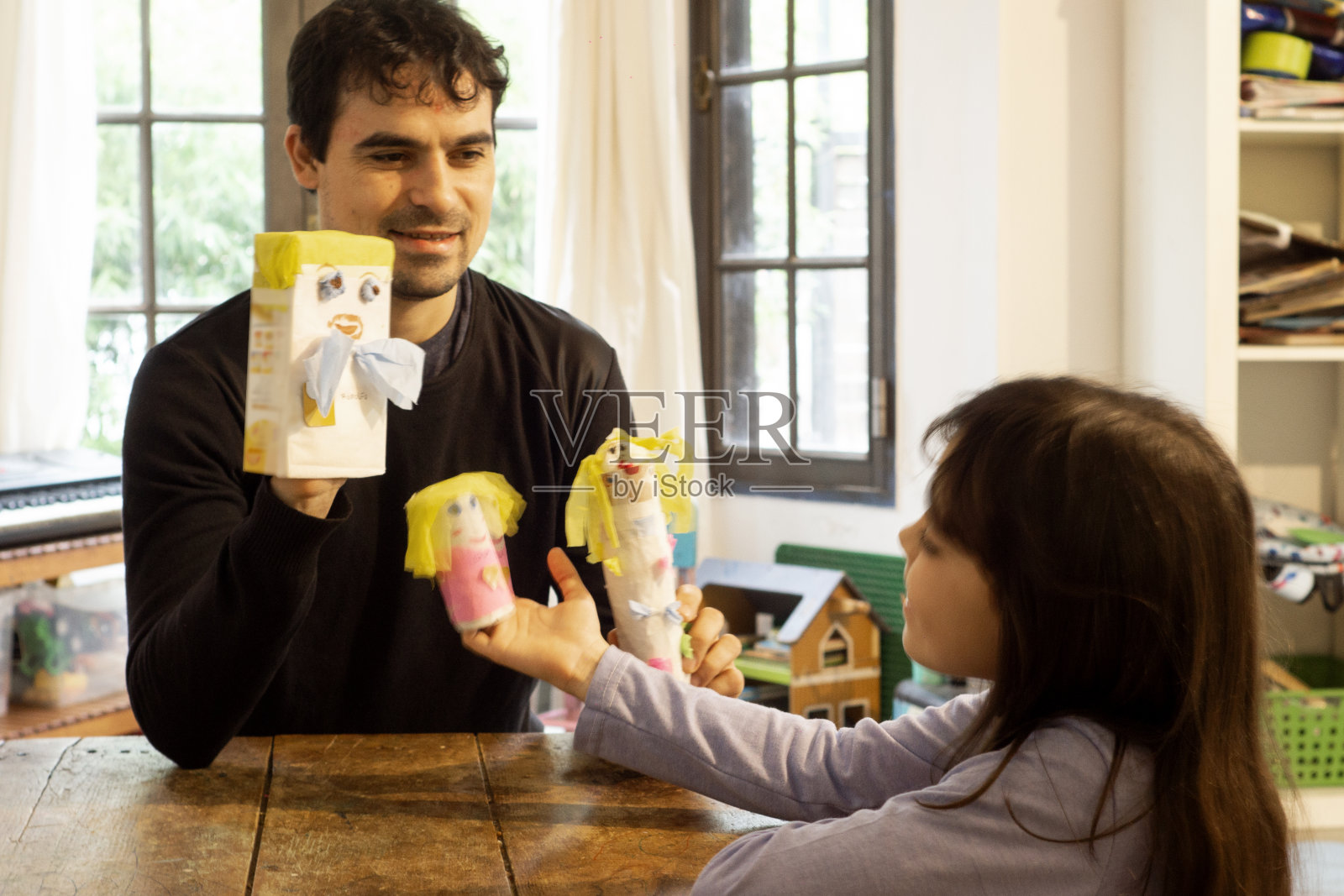 父亲给女儿梳头照片摄影图片