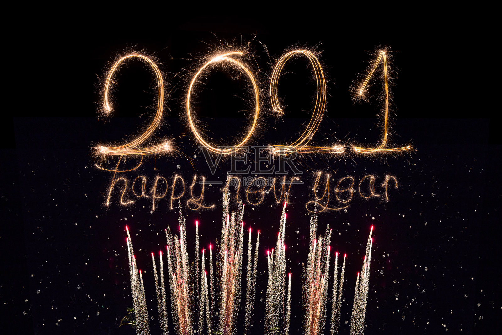 2021年新年快乐。闪闪发光的文本新年2021年孤立在黑色背景。照片摄影图片