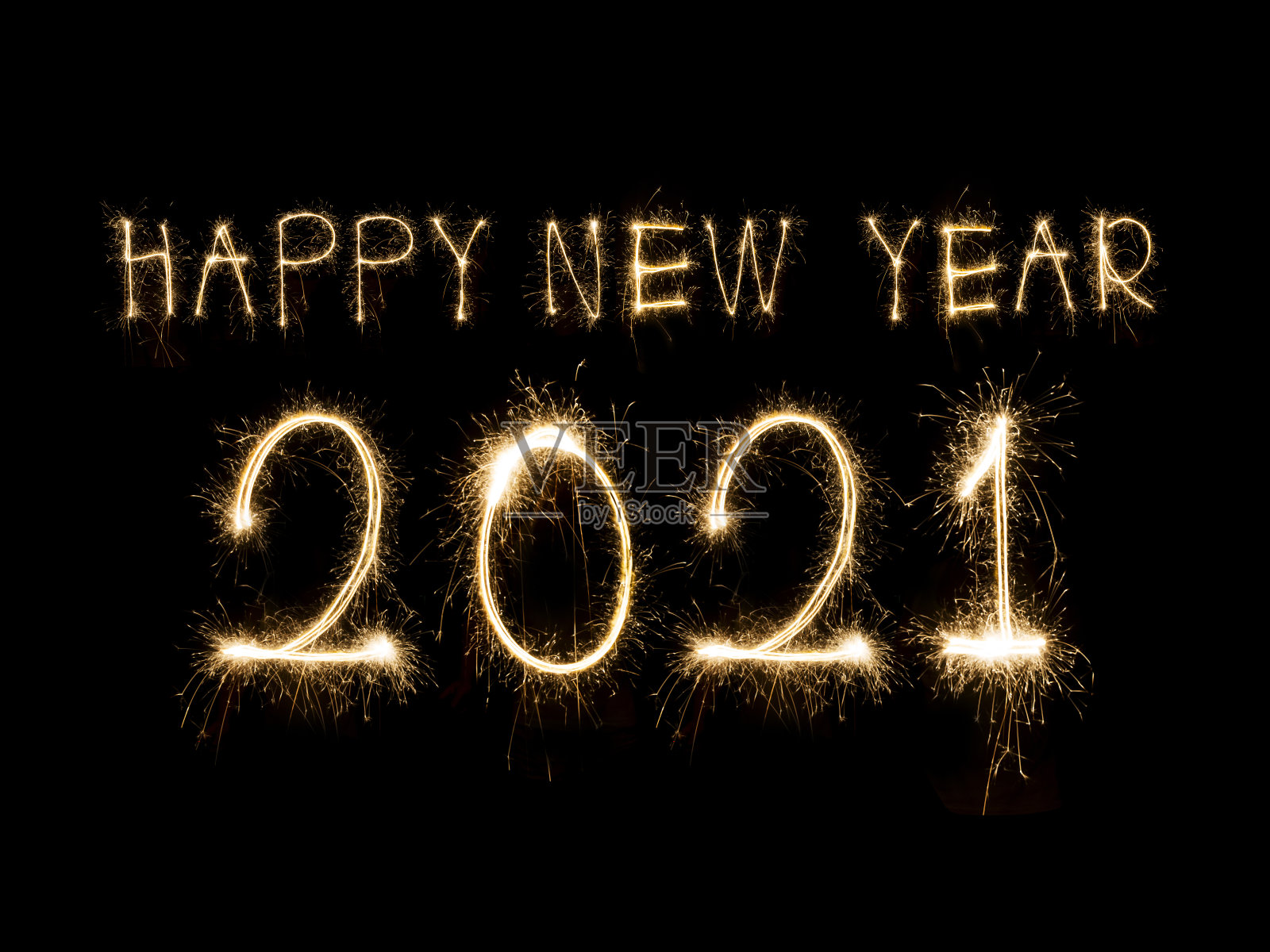 2021年新年快乐。闪闪发光的文本新年2021年孤立在黑色背景。照片摄影图片