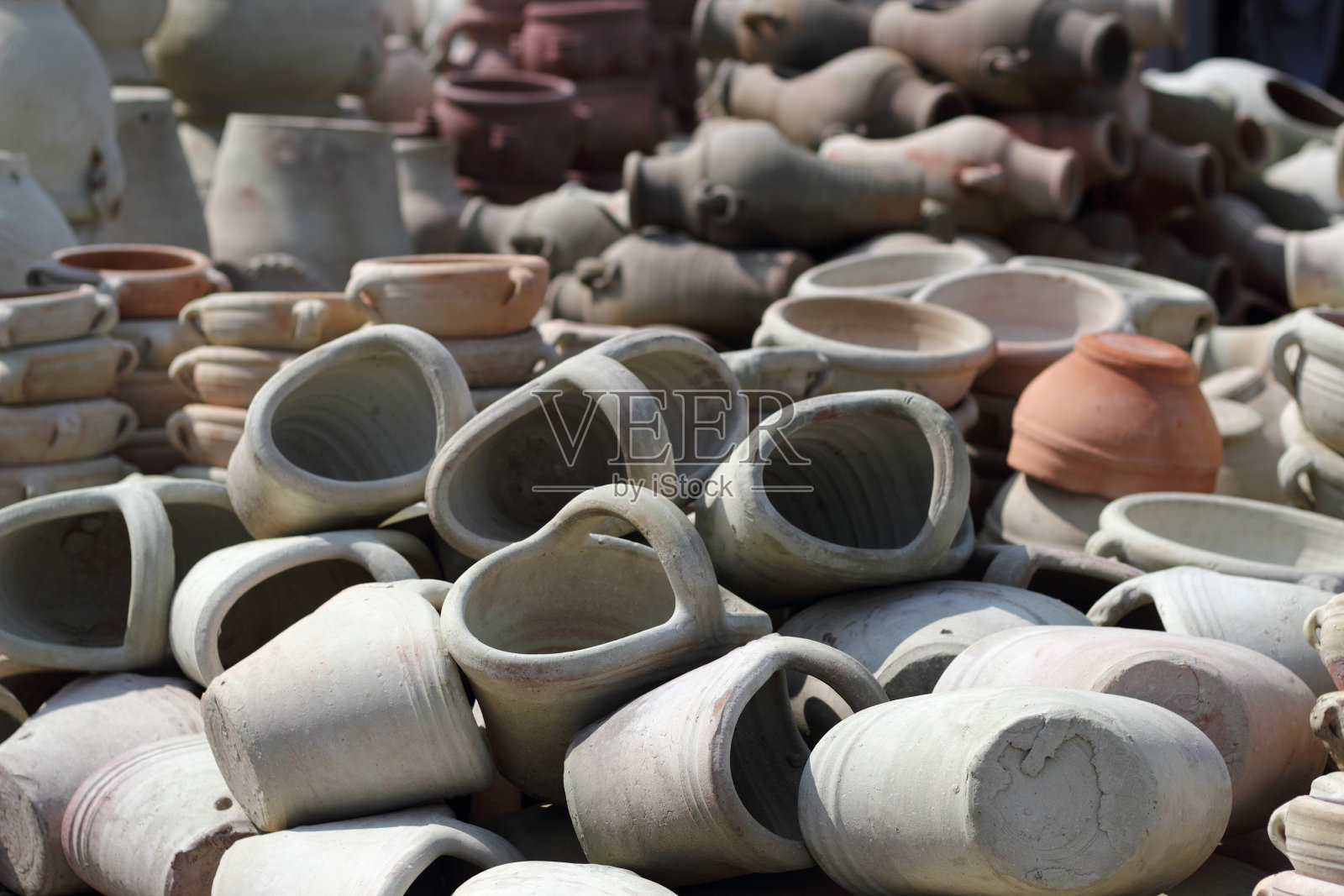 仓库里的陶土双耳瓶照片摄影图片