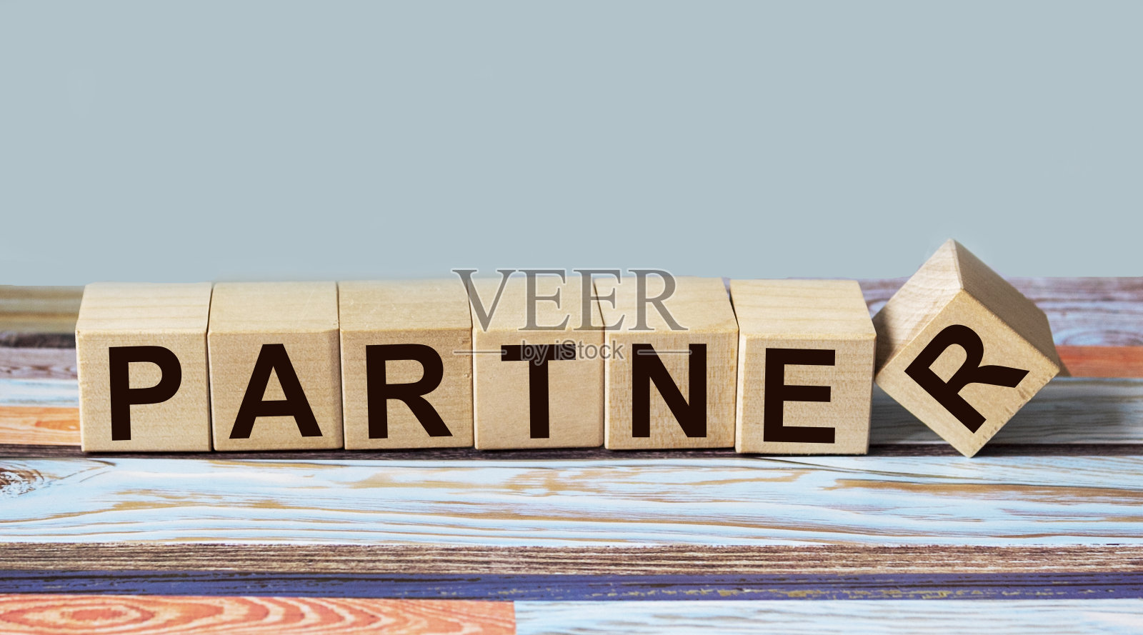 搭档的字写在木板上。合作伙伴在木桌上为您设计、概念。照片摄影图片