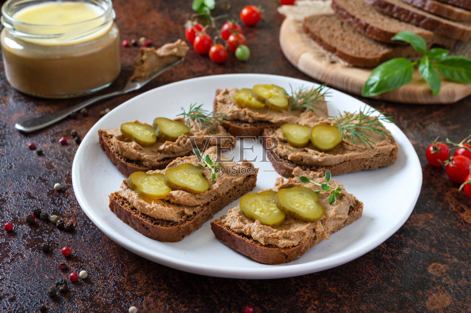 黑麦面包配鸡肝酱和腌黄瓜。美味健康的开胃菜。照片摄影图片