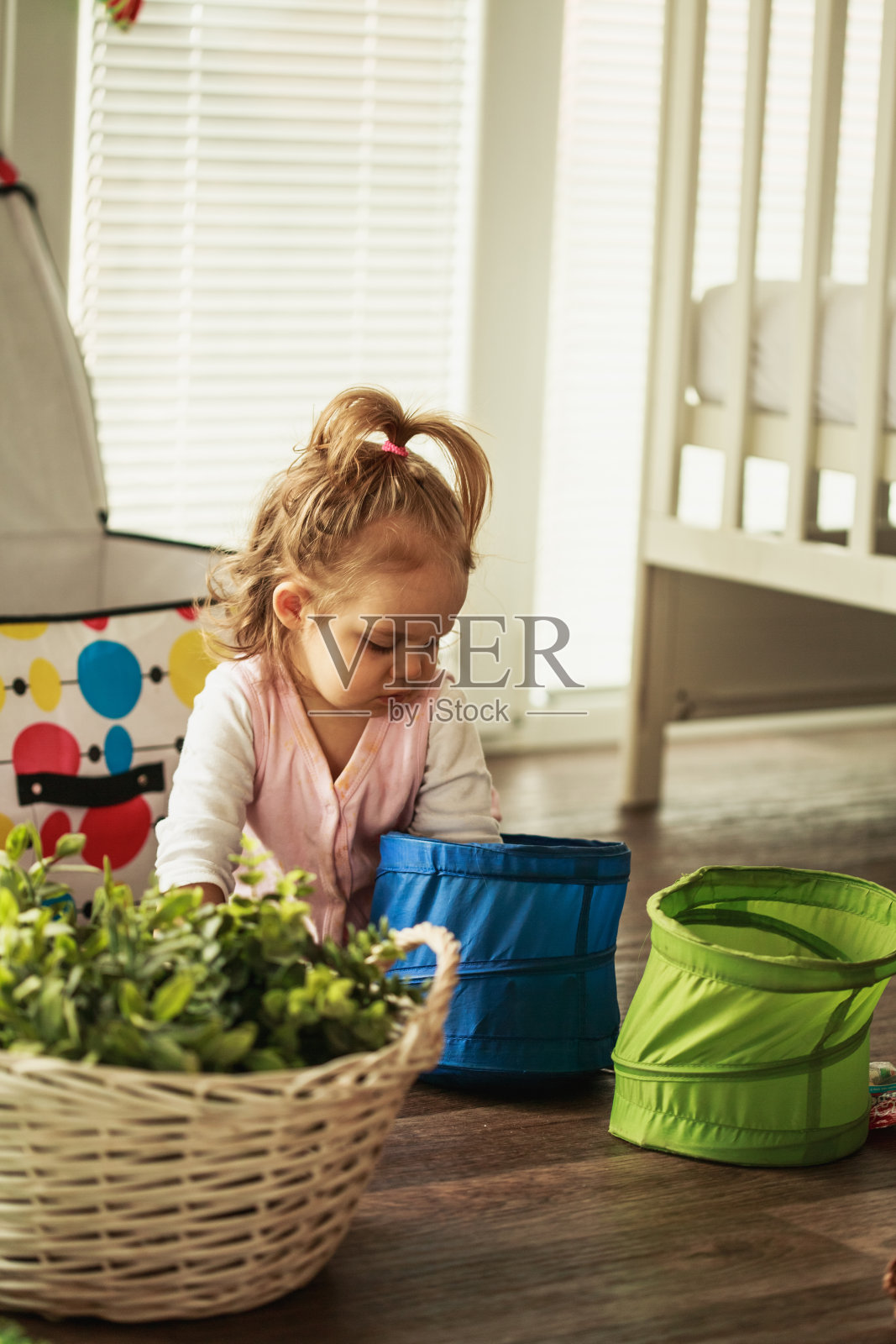 小女孩在婴儿室的地板上玩耍照片摄影图片