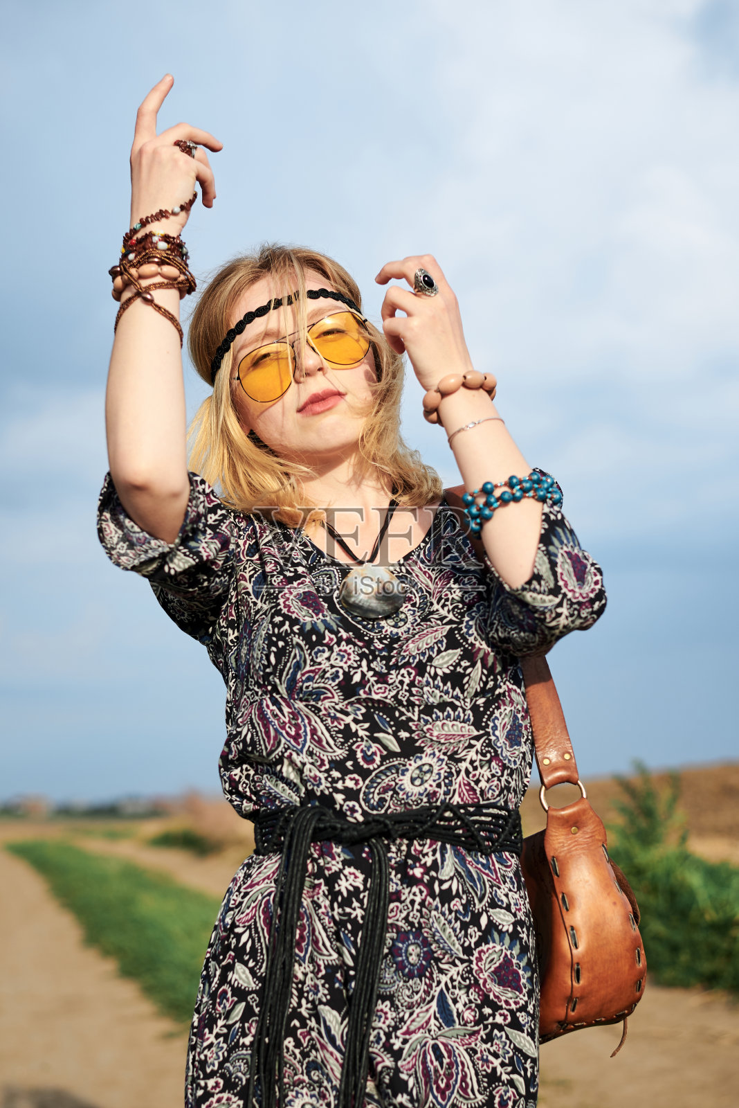 夏日里，嬉皮女人在绿地上放松照片摄影图片