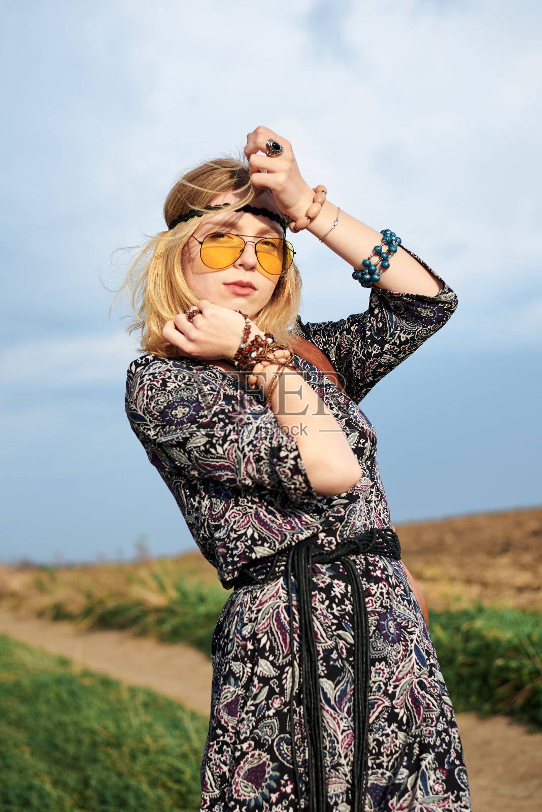 夏日里，嬉皮女人在绿地上放松照片摄影图片