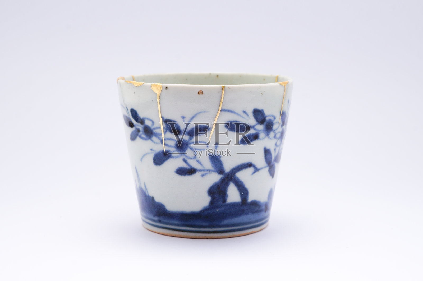 用金木技术修复的日本古董破荞麦杯照片摄影图片