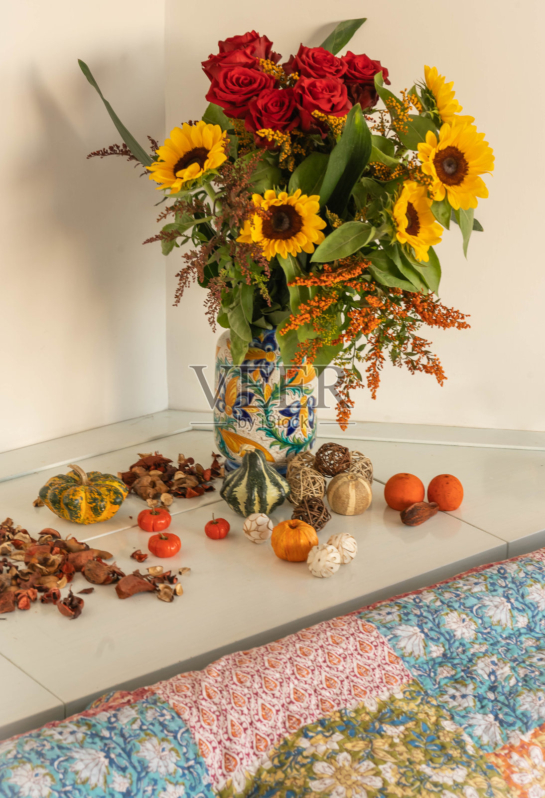 秋天的花束，周围有向日葵、玫瑰和迷你南瓜照片摄影图片