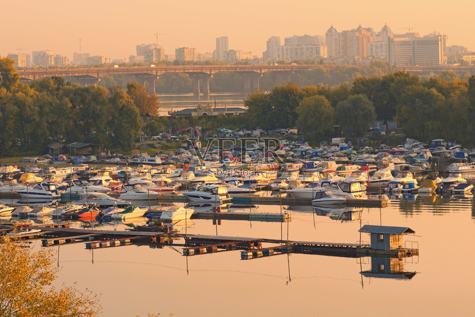 风景优美的秋季景观，以第聂伯河、佩顿桥和高层住宅楼为背景。与不同的船舶，游艇和船舶的前景。基辅,乌克兰照片摄影图片
