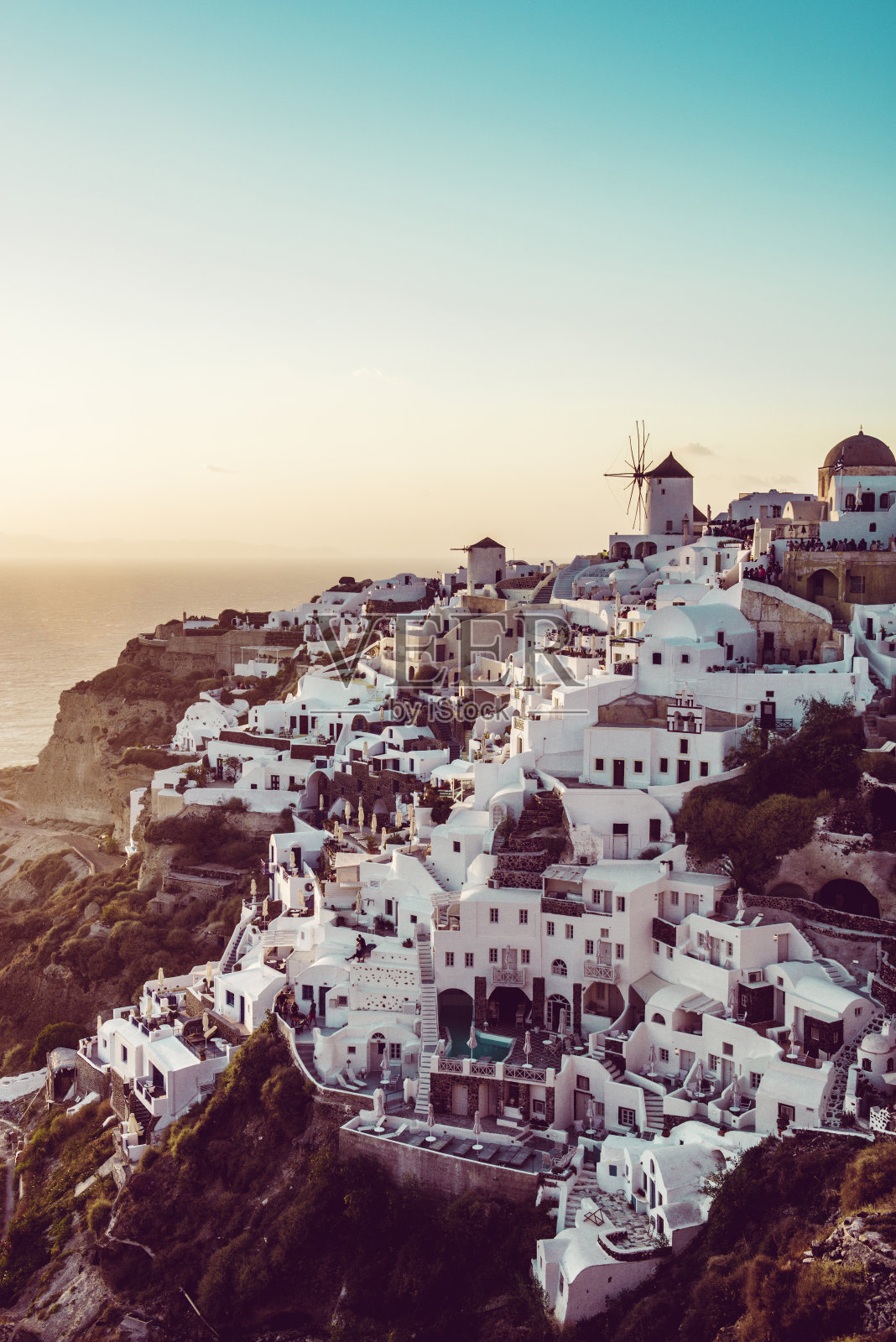 希腊圣托里尼岛伊亚的白宫和风车照片摄影图片