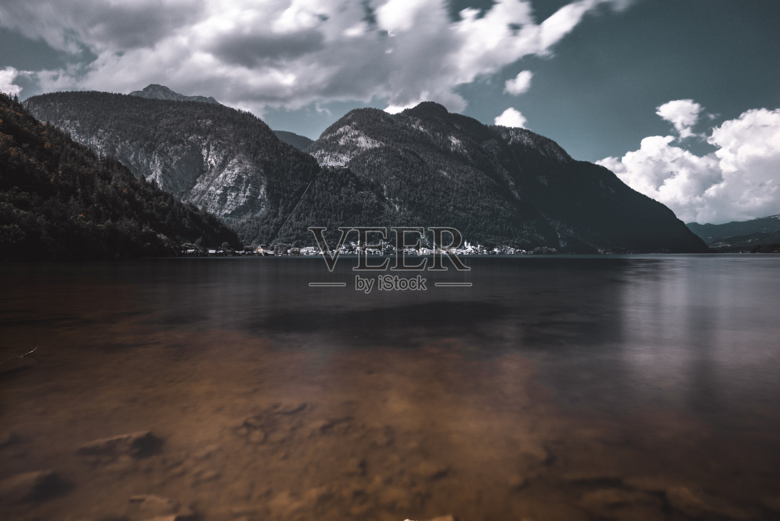 村庄和Hallstätter见Hallstättersee在奥地利照片摄影图片