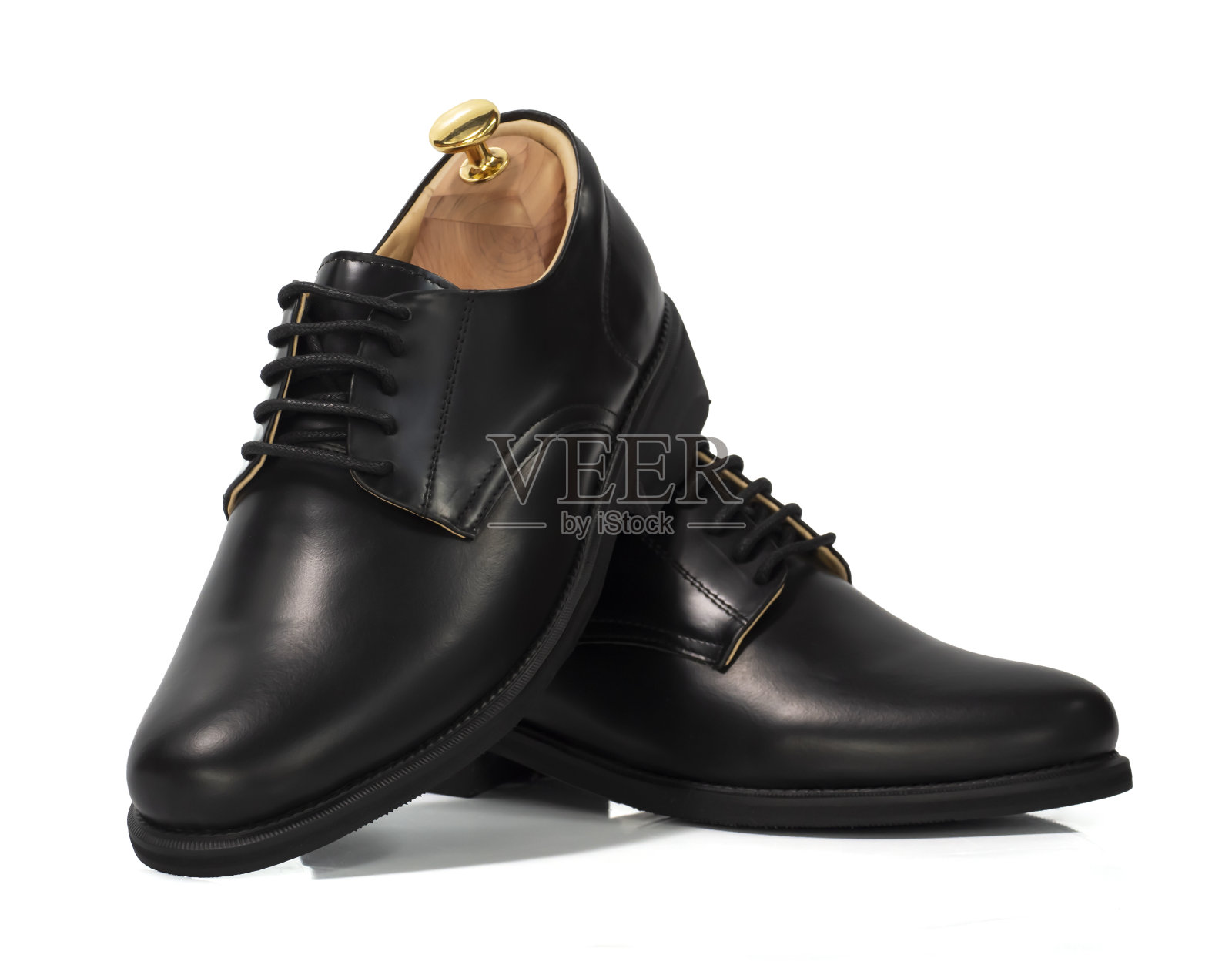 男士时尚黑色皮鞋皮革与鞋树(形状支持)孤立在白色背景。剪切路径照片摄影图片