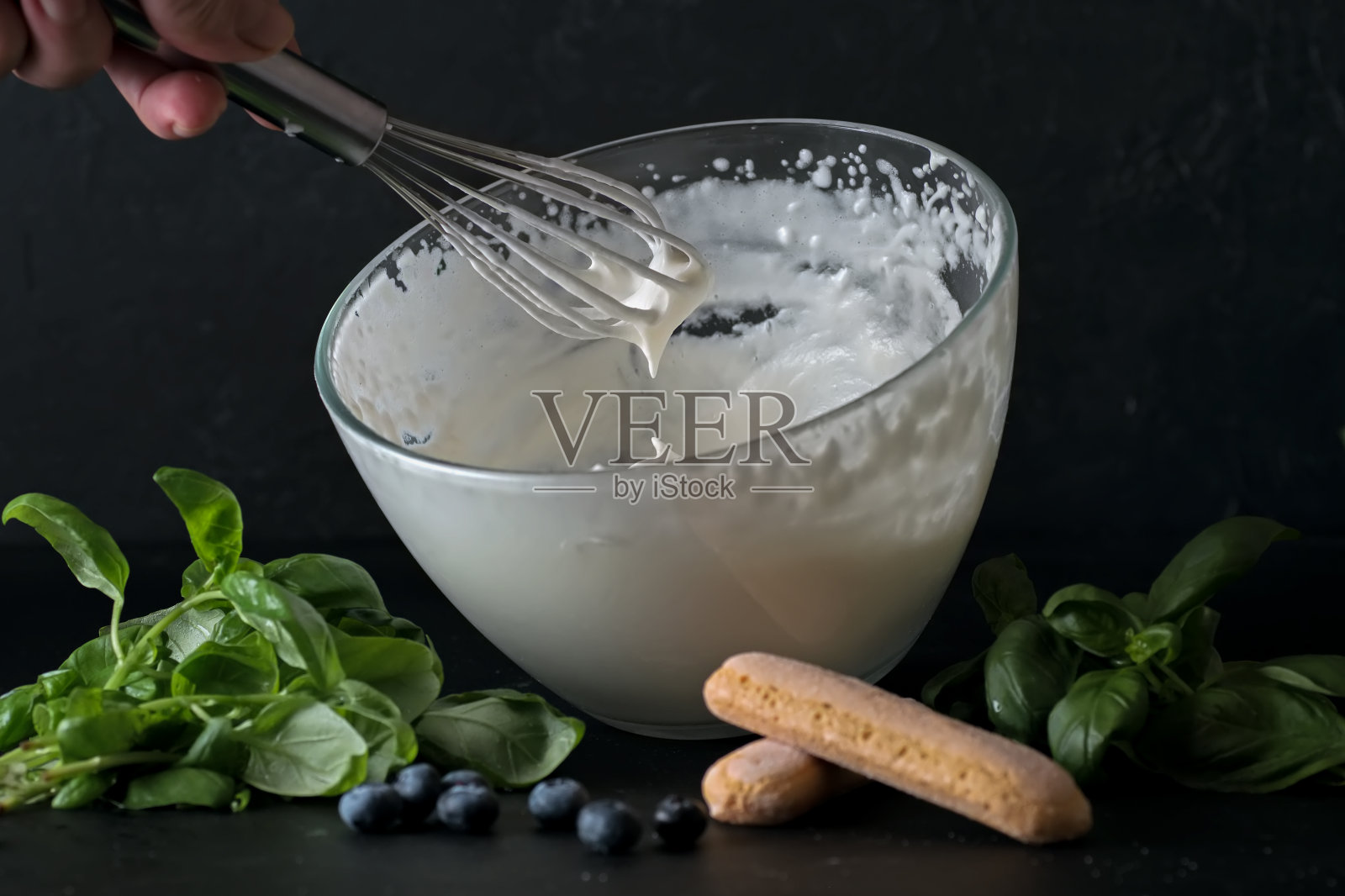 制作传统的提拉米苏甜点。食物的照片。照片摄影图片