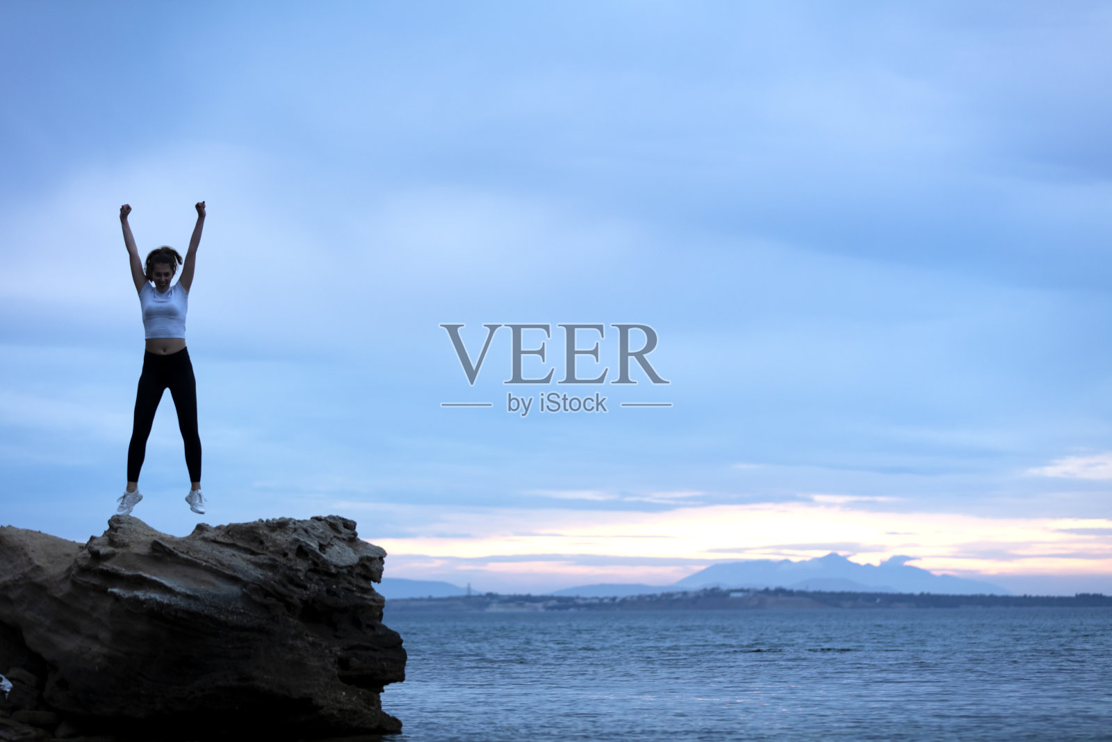 年轻女子手臂伸出库存照片照片摄影图片