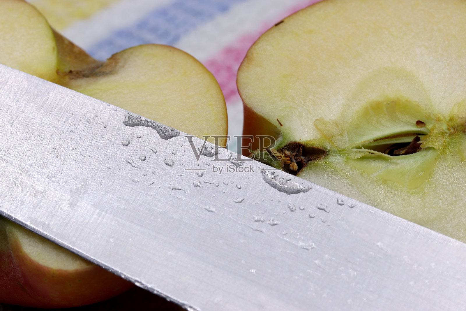 有机和新鲜的红苹果与刀照片摄影图片