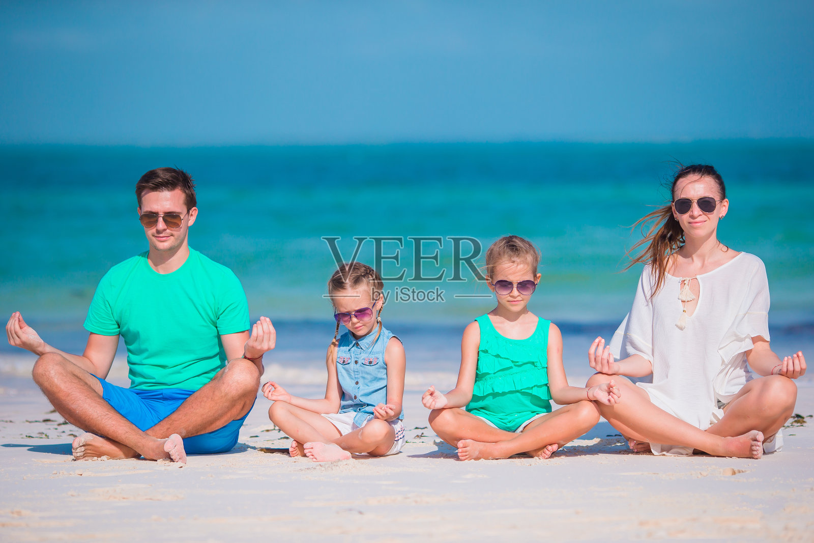 年轻的家庭度假有很多乐趣照片摄影图片