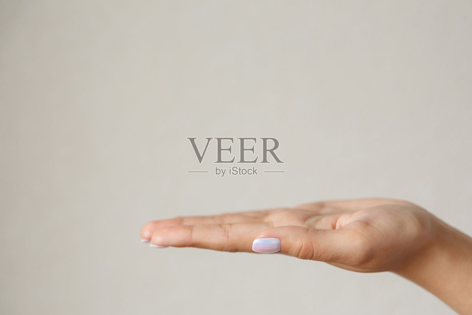 在灯光背景下做手势、手势、手扶照片摄影图片