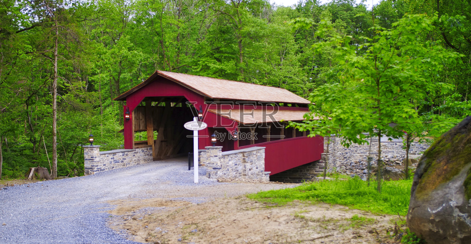 修复后的有盖桥和石雕照片摄影图片