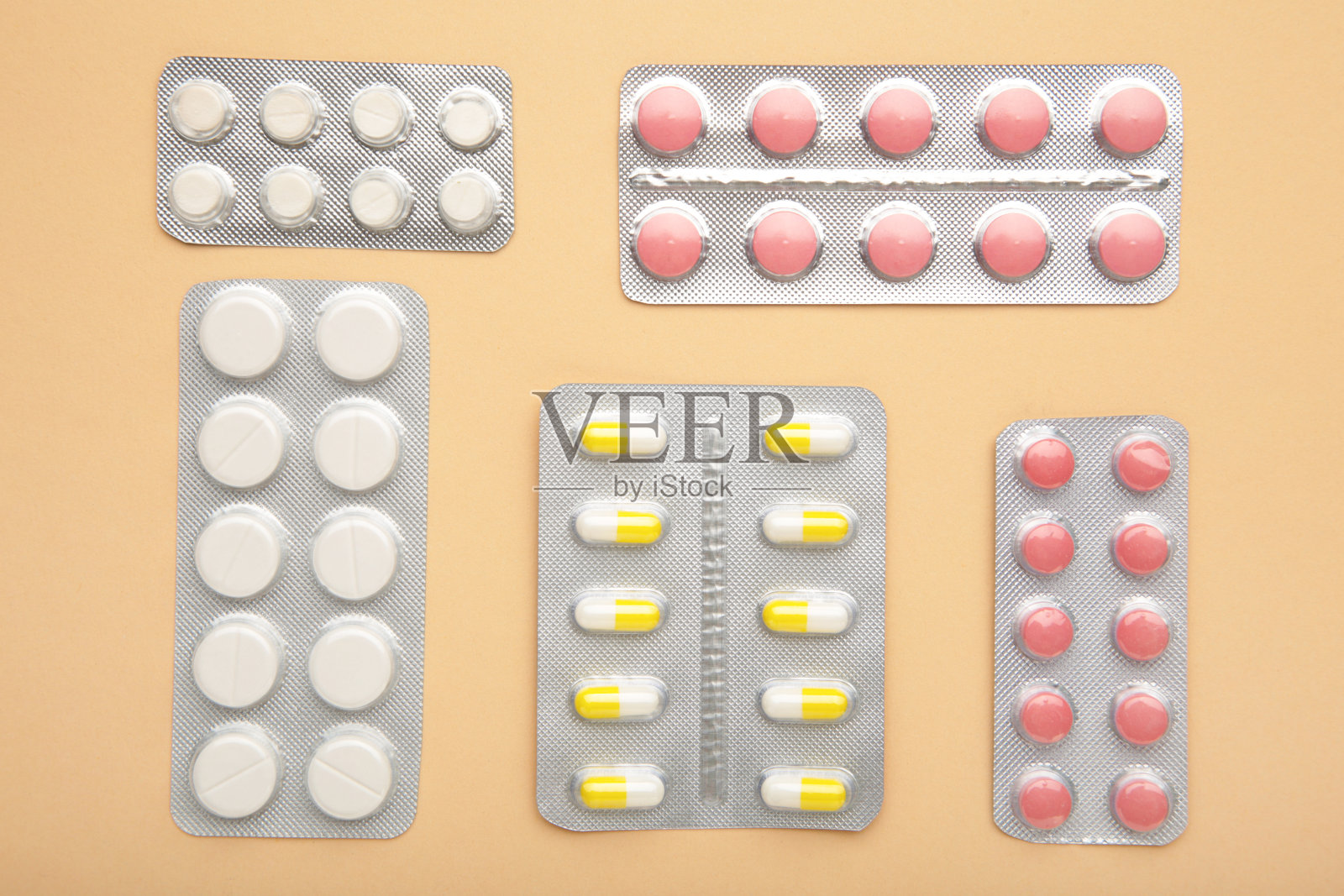 丸罩包装在米色。放置插入的文字，米色背景。药剂师和诊所。照片摄影图片