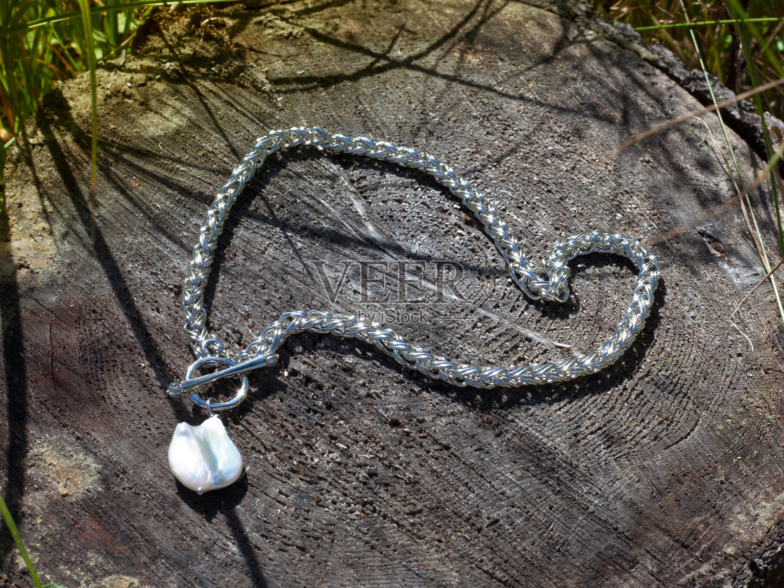 巴洛克珍珠吊坠配银链照片摄影图片