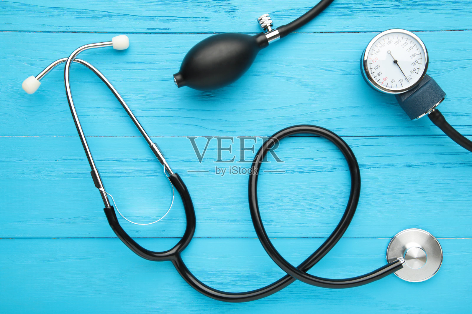 蓝色背景上的眼压计健康设备。健康的概念照片摄影图片