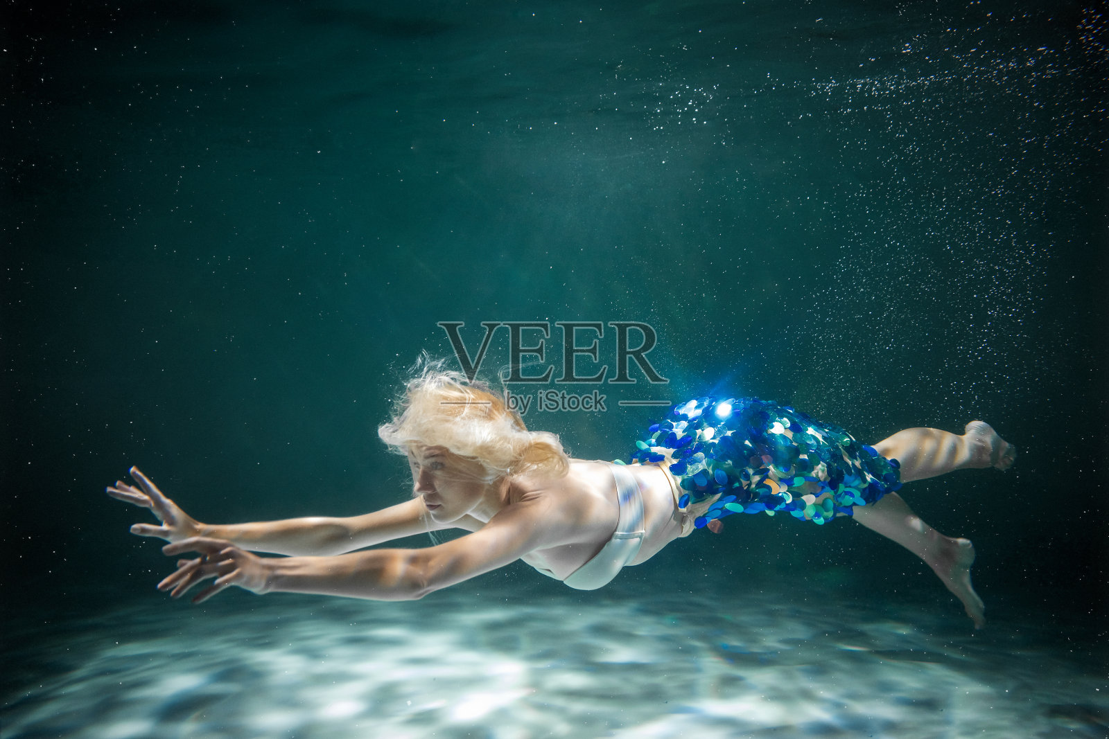 水下穿着金色长裙的美女照片摄影图片