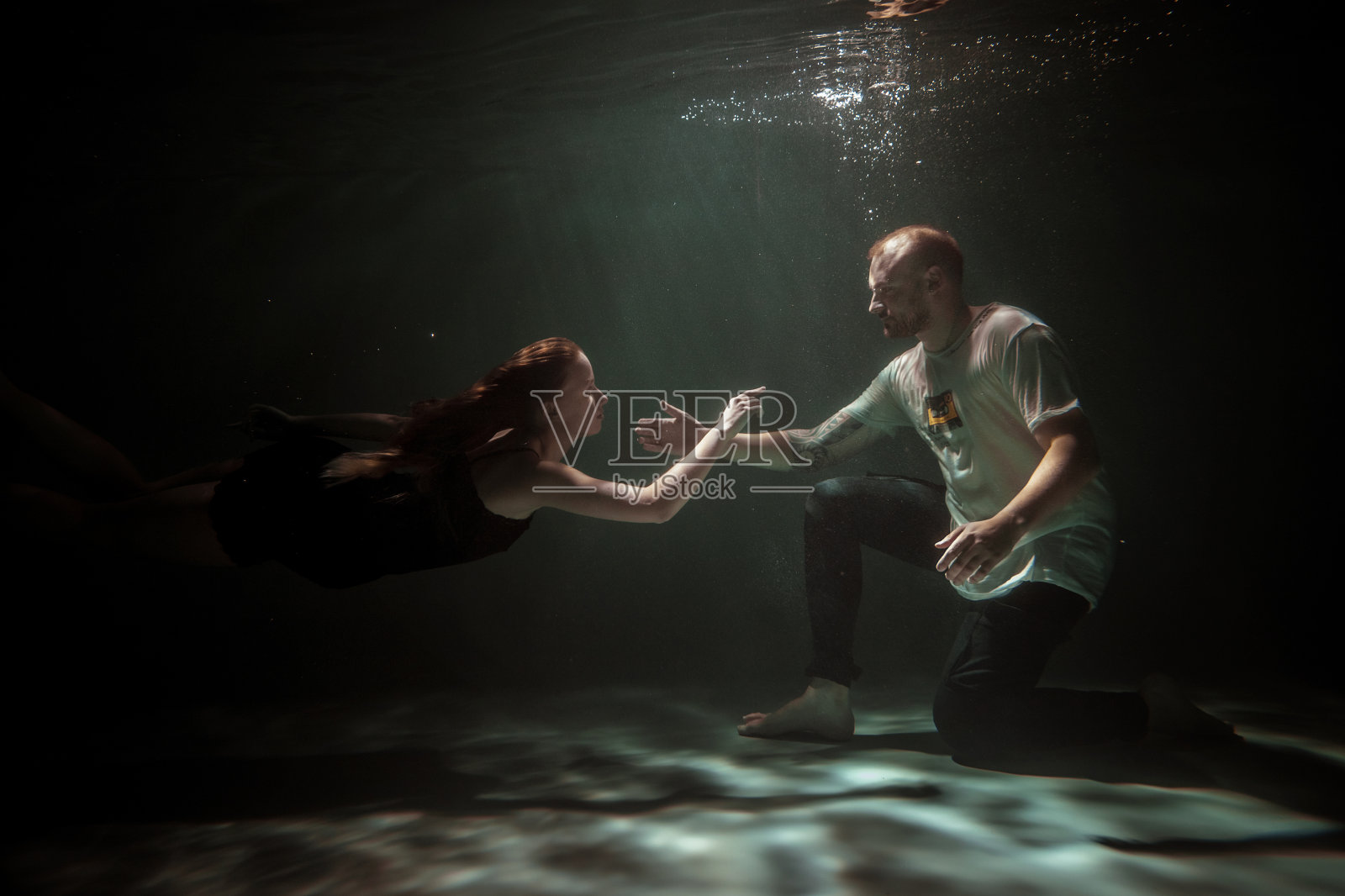 水下拍摄一对相爱的夫妇。男人和女人照片摄影图片