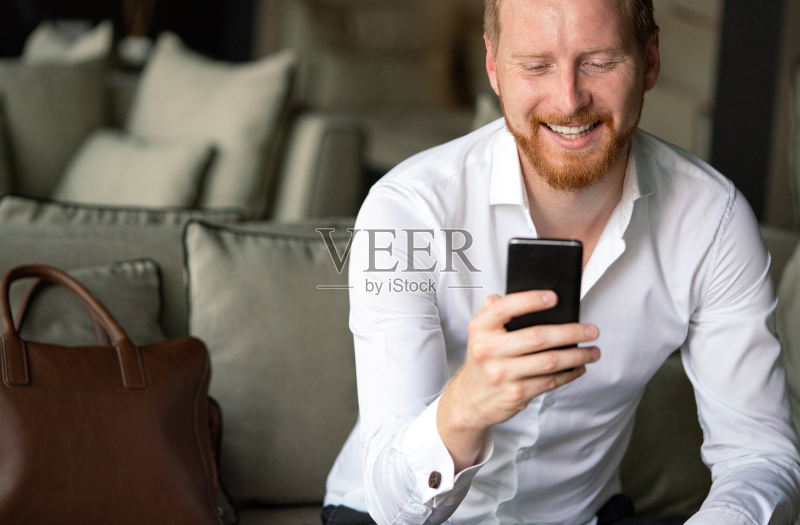 成功快乐的商人在办公室使用手机照片摄影图片