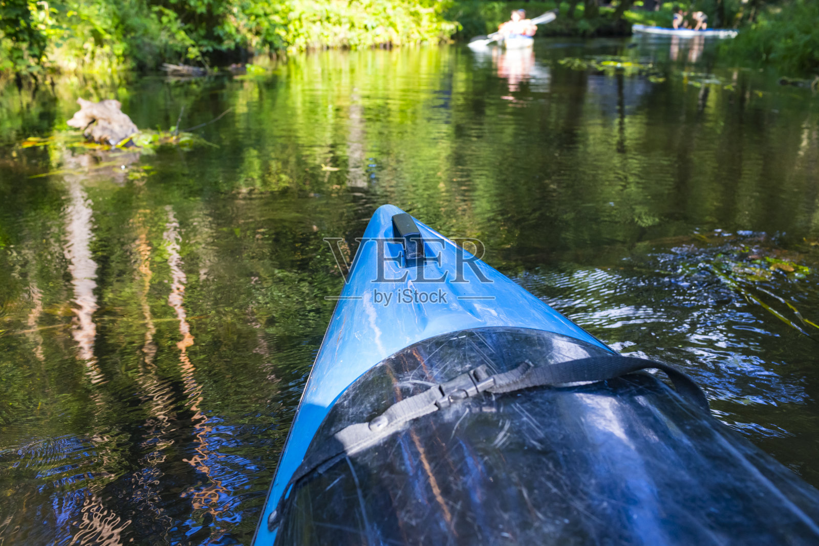 旅行和度假的想法。一群人在河上的户外皮划艇。水平图像组成照片摄影图片