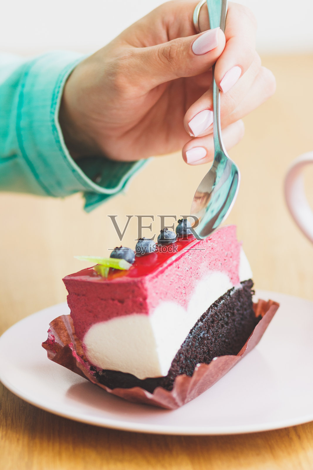 一块甜点:盘子里的奶酪蛋糕照片摄影图片