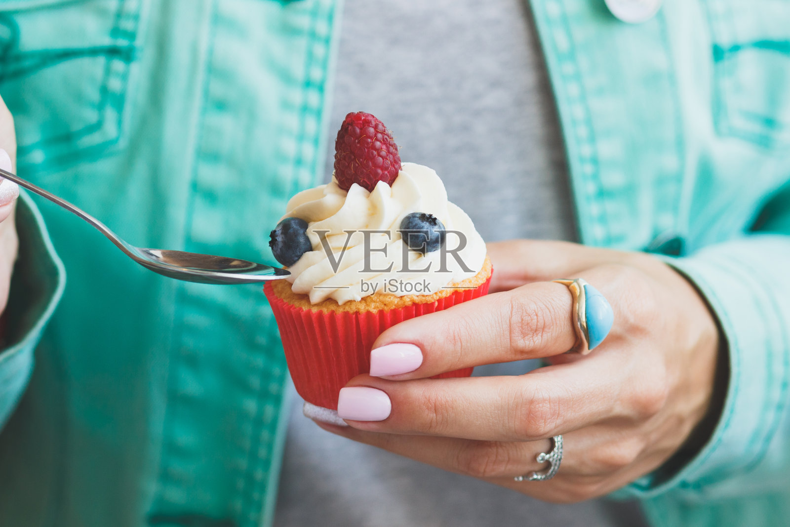 女人的手拿着小纸杯蛋糕照片摄影图片