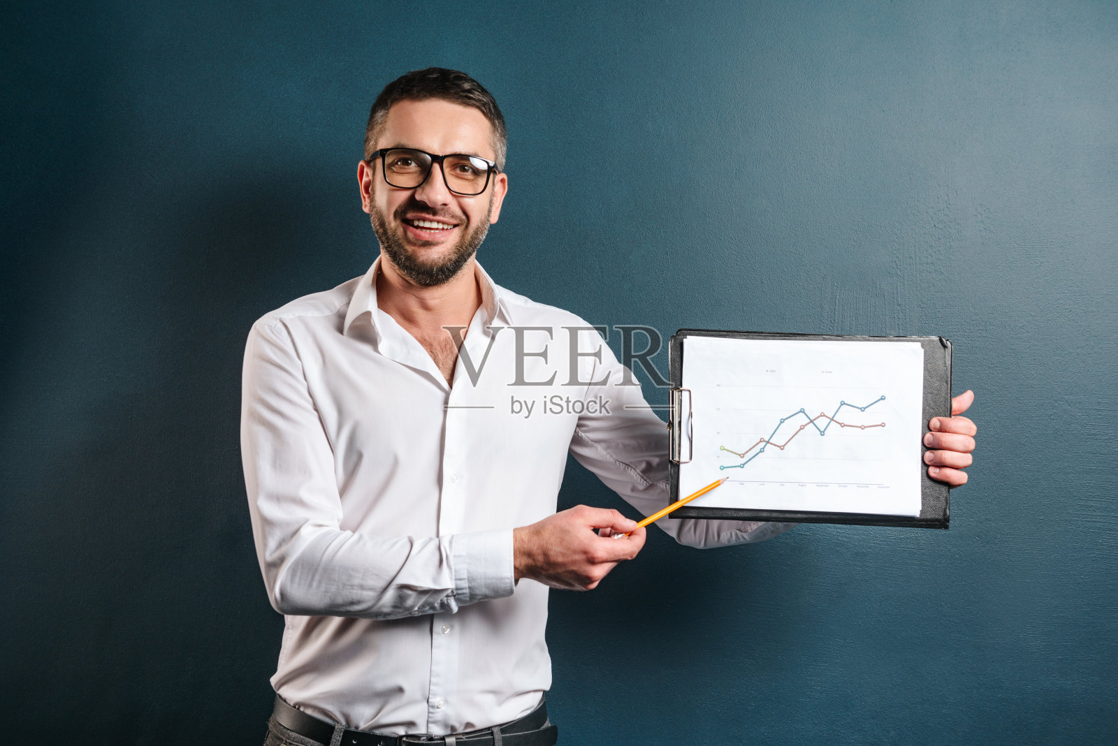 开朗的商人展示图形。照片摄影图片