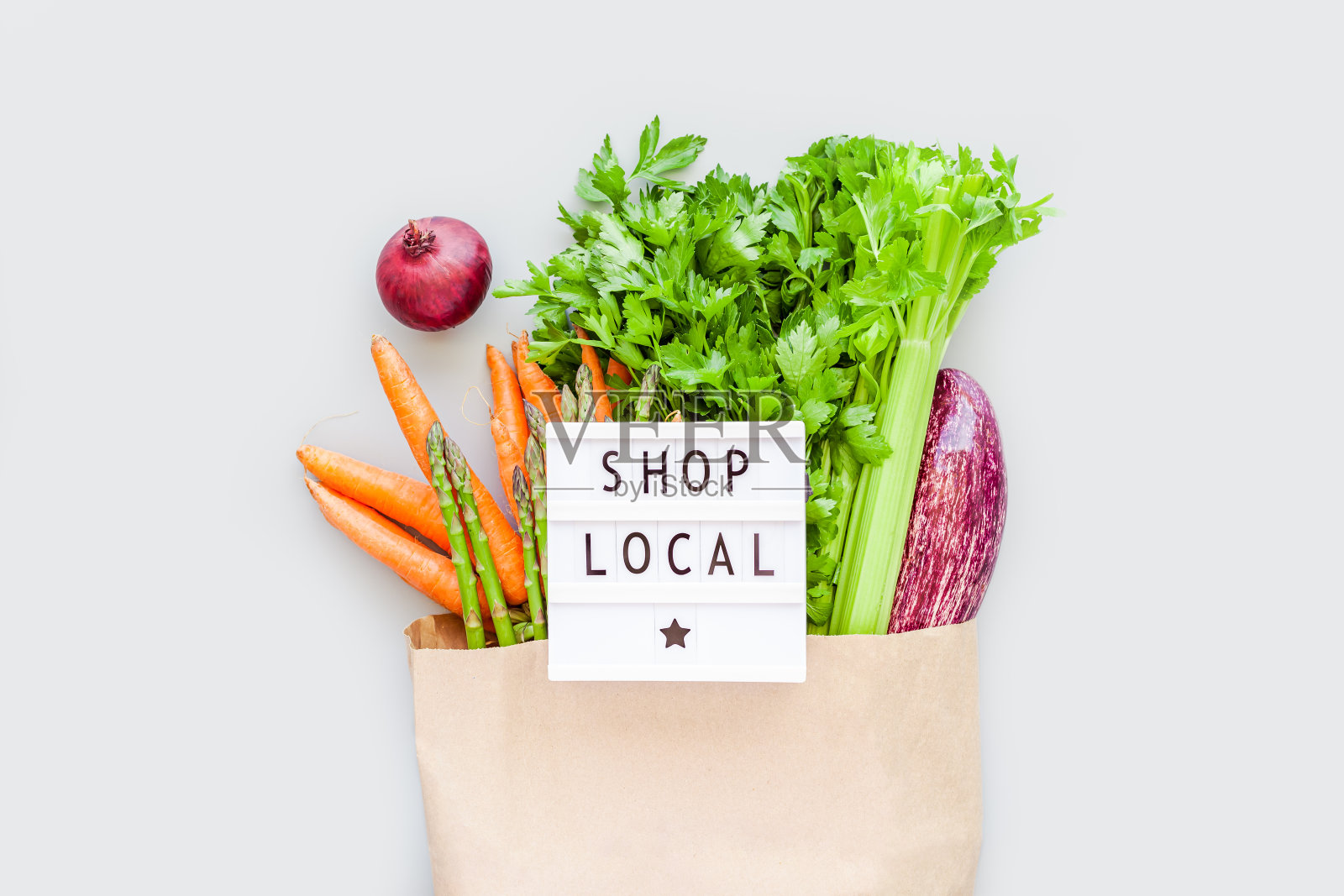 手工购物袋里的新鲜有机蔬菜照片摄影图片