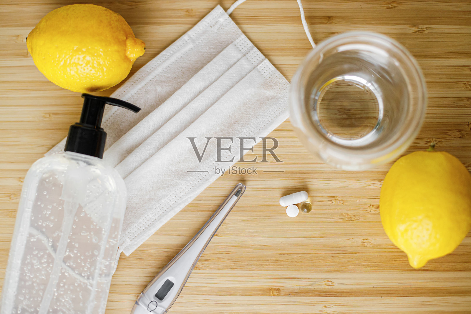 在冠状病毒爆发期间支持免疫系统的概念。维生素D，维生素C和锌照片摄影图片