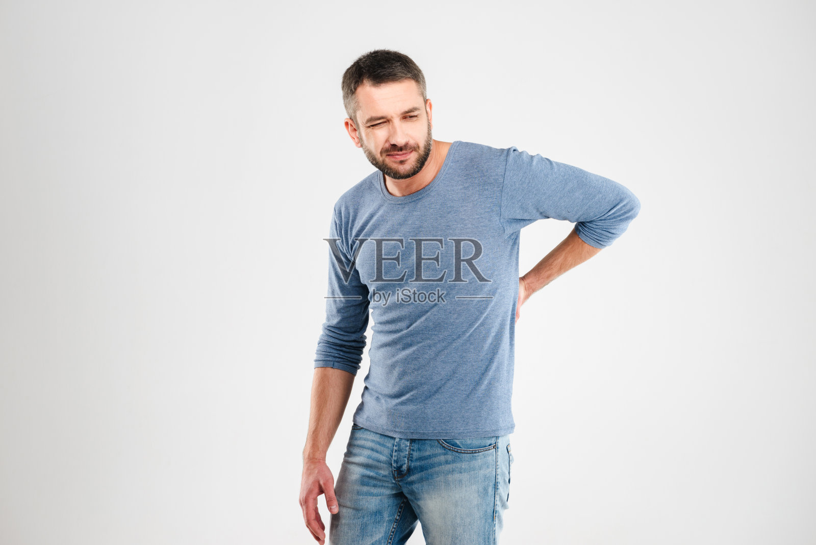 一名患有背痛的年轻人照片摄影图片