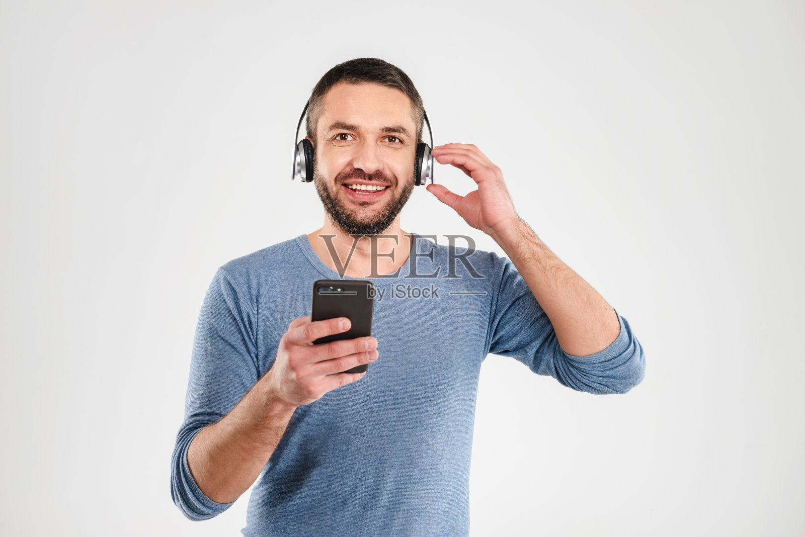 愉快的人在用手机听音乐。照片摄影图片